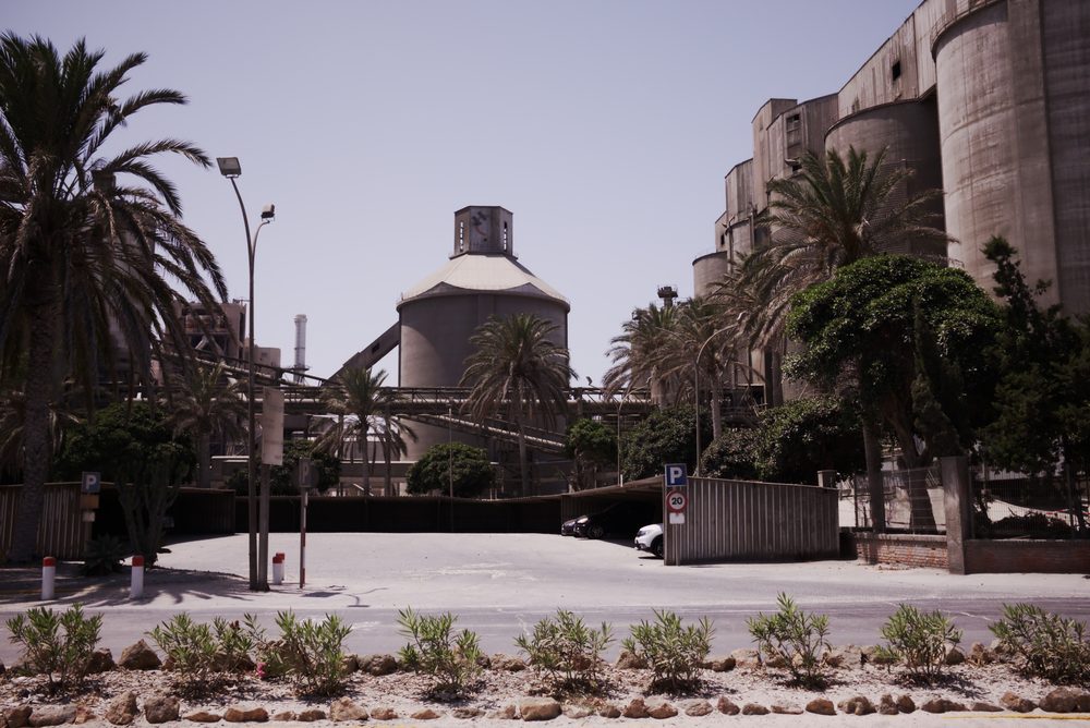 Fábrica de cemento junto al puerto de Carboneras, en Almería