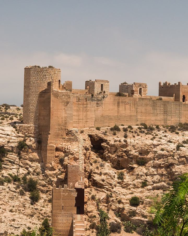 Muralla de la Alcazaba de Almería sobre la roca