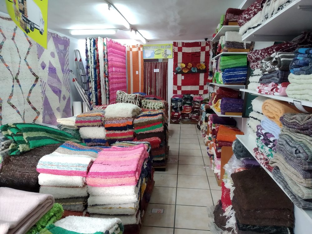 Jarapas artesanales expuestas en una tienda de Níjar