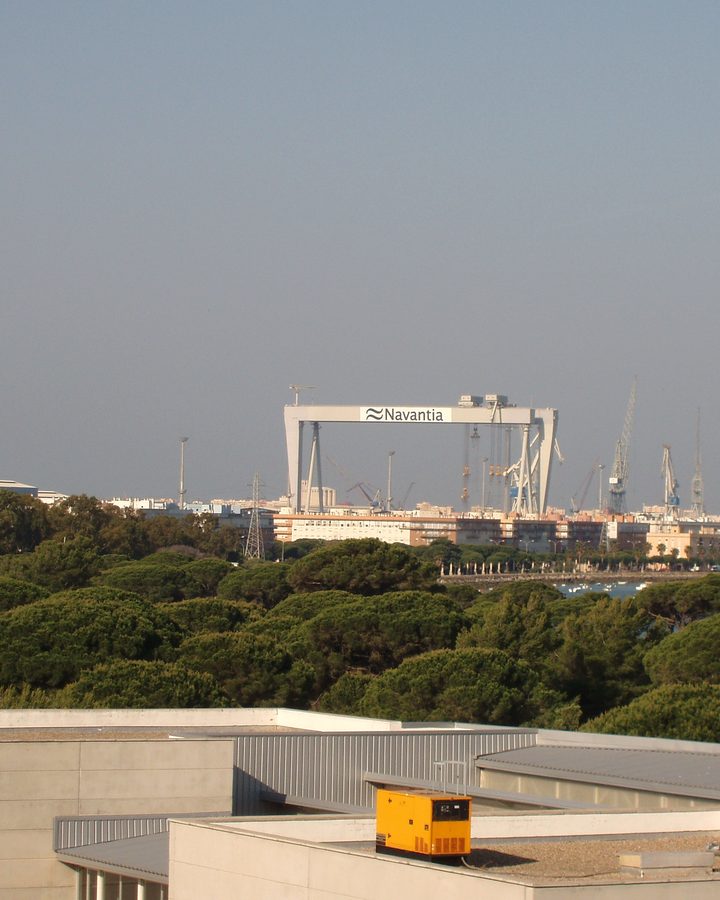 Grúa de los astilleros de Navantia en la Bahía de Cádiz