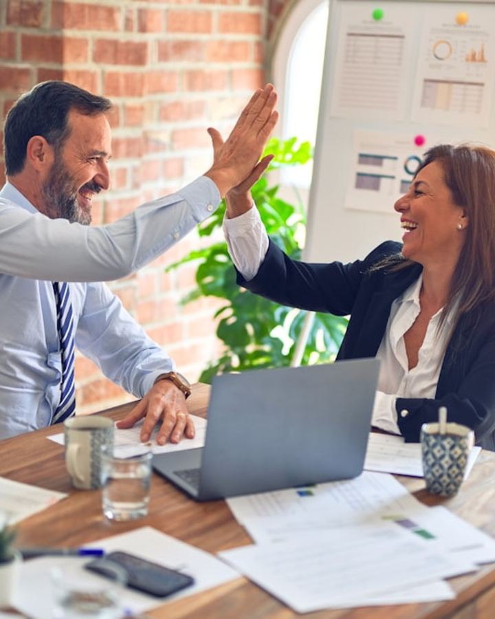 Dos profesionales celebrando un acuerdo de colaboración