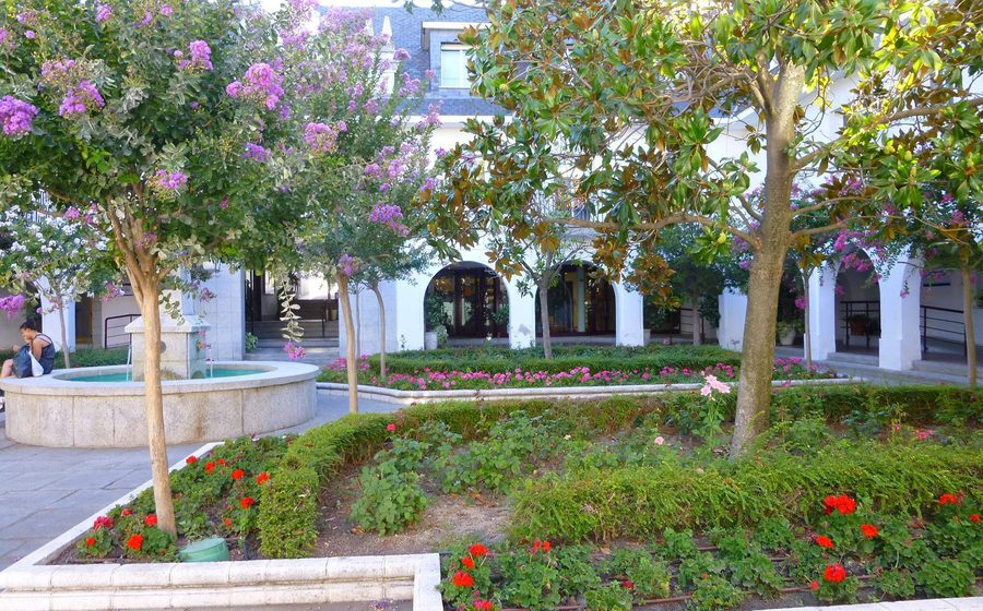 Plaza con jardines y soportales en Majadahonda