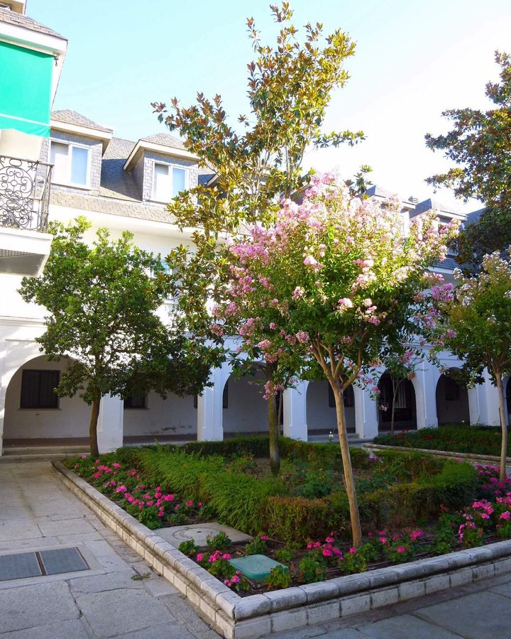 Jardín y soportales de una plaza de Majadahonda