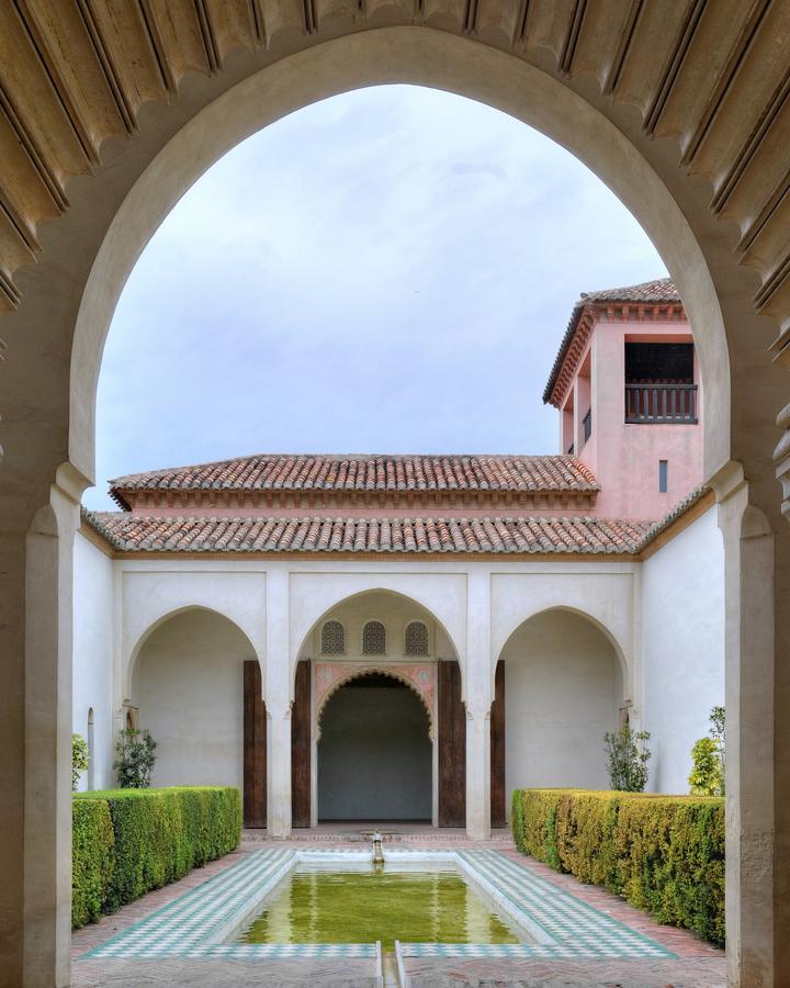 Patio de la Alcazaba de Málaga visto a través de un arco