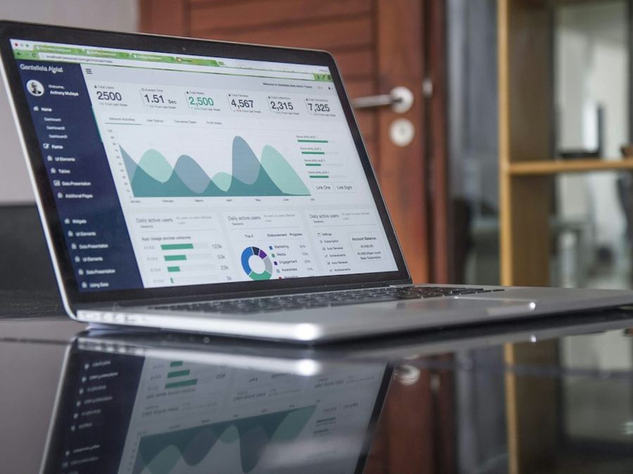 Portátil con un panel de estadísticas de visitas web